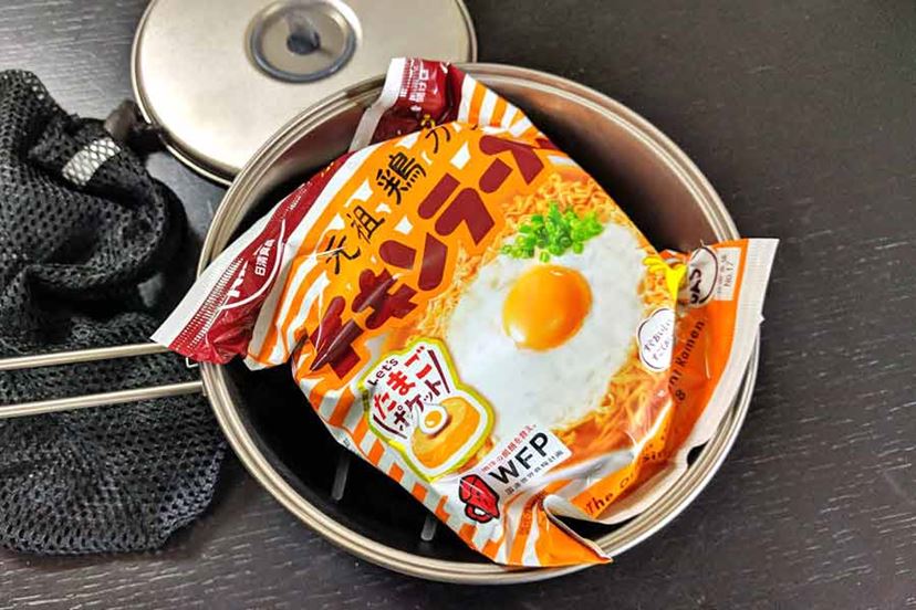 日清とスノーピークがコラボ！ チキンラーメン専用のアウトドア調理器具 - 価格.comマガジン