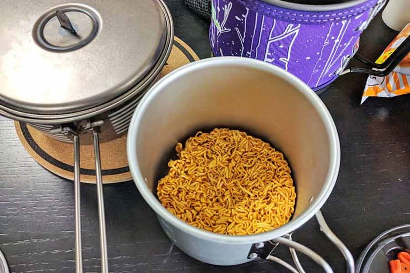 日清とスノーピークがコラボ！ チキンラーメン専用のアウトドア調理器具 - 価格.comマガジン