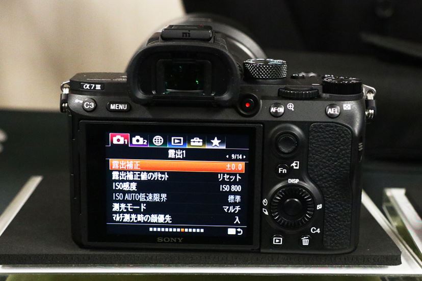 全然ベーシックじゃない! ソニーからフルサイズミラーレスの 全然ベーシックじゃない! ソニーからフルサイズミラーレスの