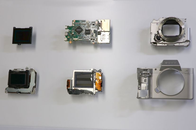 全然ベーシックじゃない！ ソニーからフルサイズミラーレスの