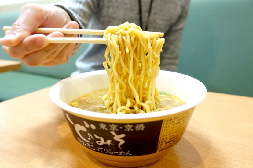 1杯270円、“デフォルメ”されたスープながら「ど・みそ」カップ麺の再現