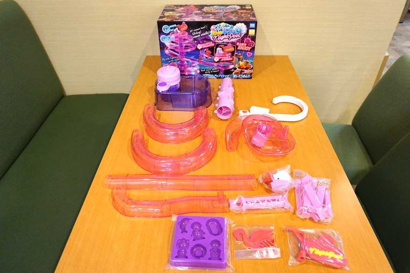 ナイトプール仕様の流しそうめんマシンで、非パリピ女子が夜桜