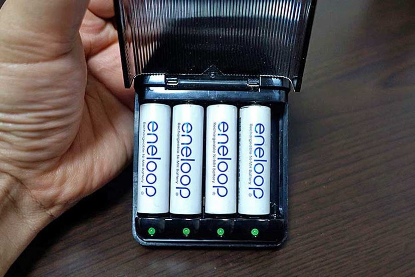 放り込むだけ！ 充電池20本を自動で充電してくれる「エネロイド」が超