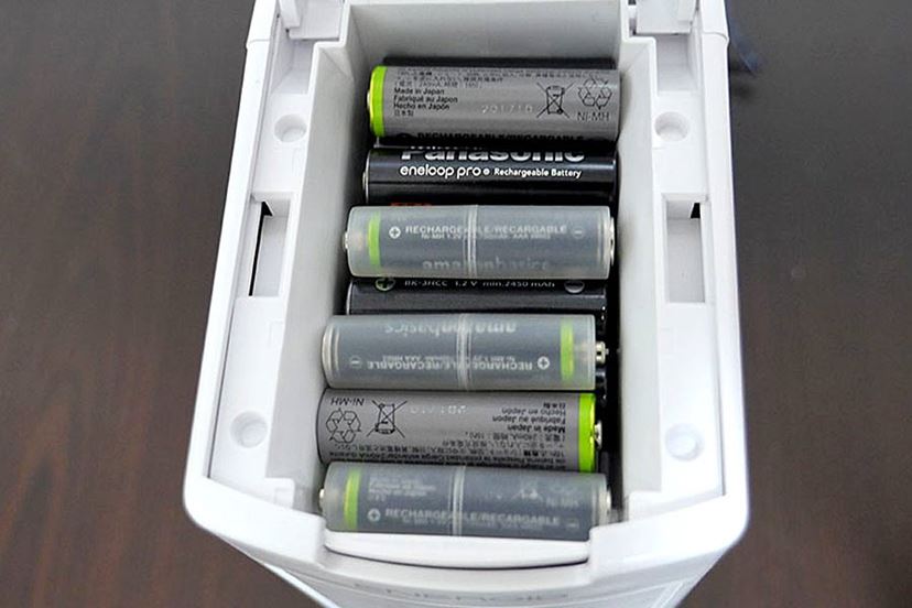 放り込むだけ！ 充電池20本を自動で充電してくれる「エネロイド」が超