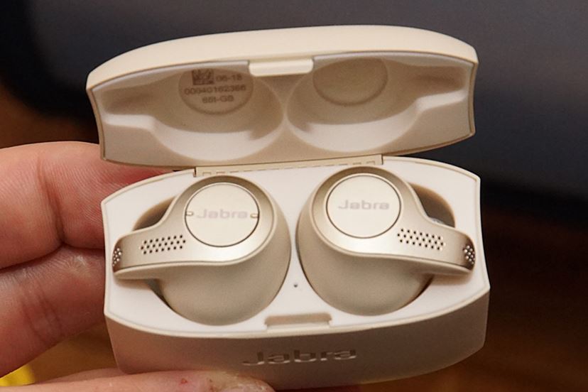 Siri/Google Now/Alexaの3つに対応した完全ワイヤレスイヤホンがJabra
