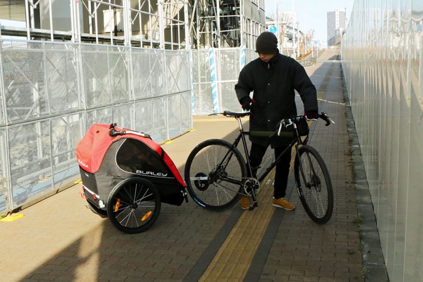 自転車で引く“チャイルドトレーラー”「ハニービー」の快適さに