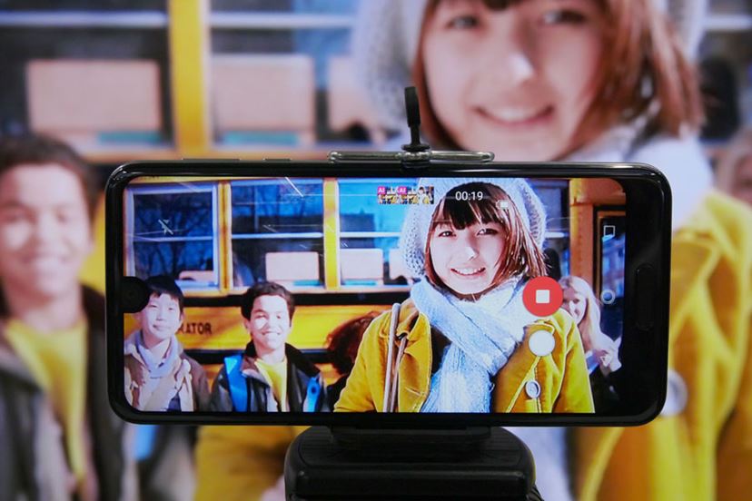シャープが「AQUOS R2」を発表。写真と動画を同時撮影できる世界初の