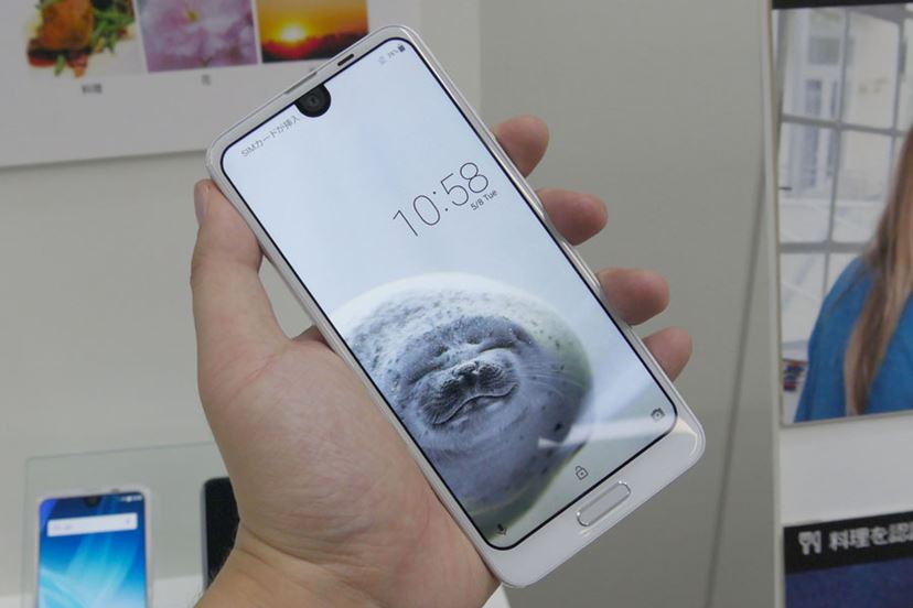 シャープが「AQUOS R2」を発表。写真と動画を同時撮影できる世界