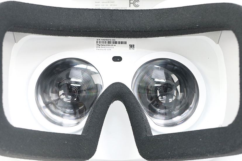 かぶってすぐにVR！ PCもスマホも不要なレノボのVRヘッドセット