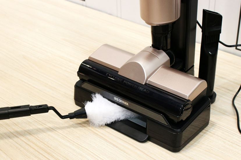 アイリスオーヤマの新アイデア家電は“静電モップ”付属のコードレス