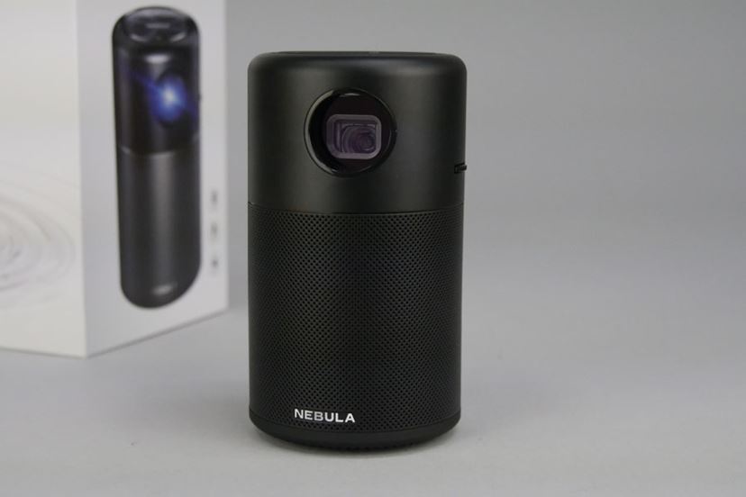 キャンプでも大活躍！ 350ml缶サイズのモバイルプロジェクター「Nebula
