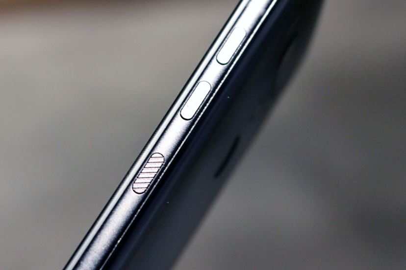 Amazon | HTC 6.0インチ U12+ SIMフリースマートフォン フレーム