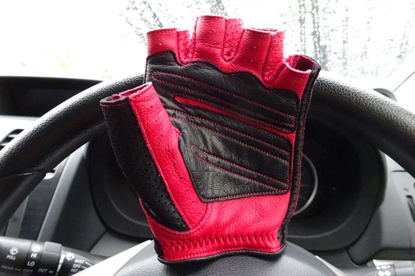 【ほぼ新品】STIドライビンググローブ【値下げ中】 ドライビンググローブ - SUBARU ： SUBARUオンラインショップ