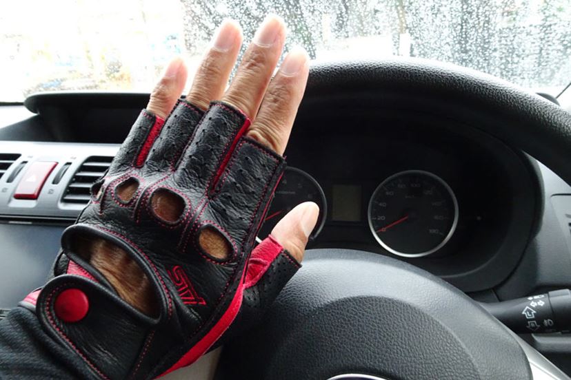 【ほぼ新品】STIドライビンググローブ【値下げ中】 ドライビンググローブ - SUBARU ： SUBARUオンラインショップ