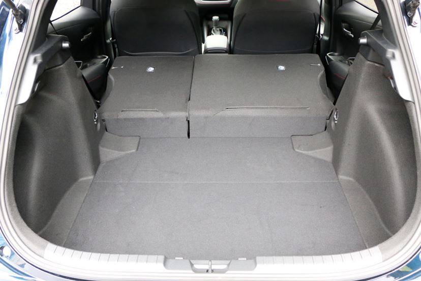 車内で寝転んだ写真付き 快適な車中泊ができる自動車はコレだ 価格 Comマガジン