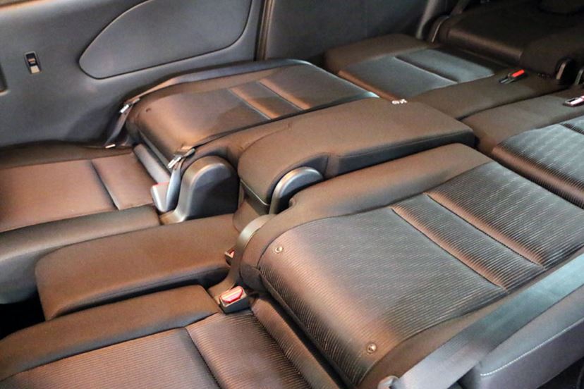 車内で寝転んだ写真付き 快適な車中泊ができる自動車はコレだ 価格 Comマガジン