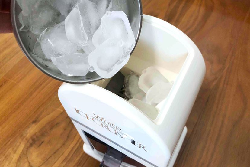 ハンドル回すだけ! 「クラッシュアイス製造器」で冷え冷え ハンドル回すだけ! 「クラッシュアイス製造器」で冷え冷え