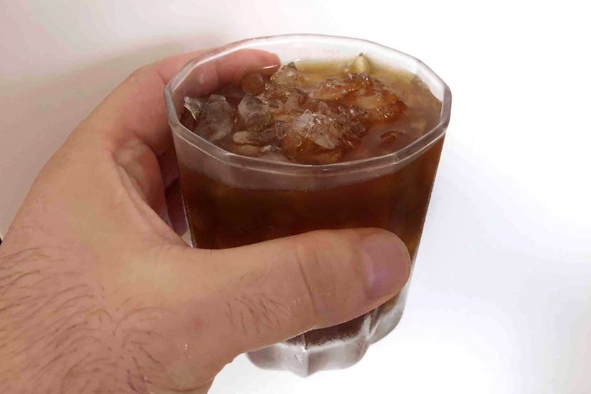 ハンドル回すだけ! 「クラッシュアイス製造器」で冷え冷え ハンドル回すだけ! 「クラッシュアイス製造器」で冷え冷え