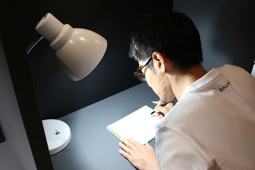 離れているのに手もとが明るい！ 子どもの目を守る「BALMUDA The Light
