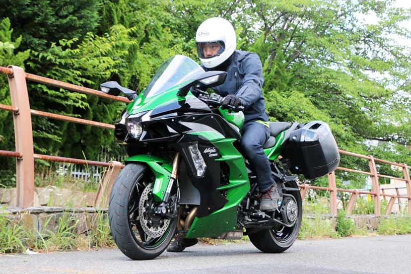 スーパーチャージドエンジンの加速感が衝撃的！ カワサキ「Ninja H2 SX SE」が過激で楽しい!! - 価格.comマガジン