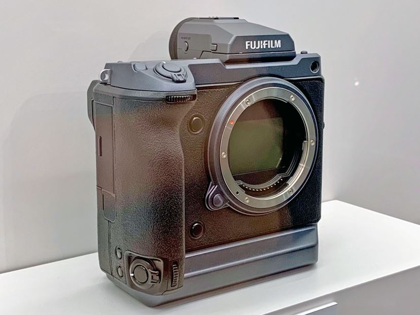 フルサイズ戦国時代」にあえて中判ミラーレス！ 富士フイルム「GFX 50R