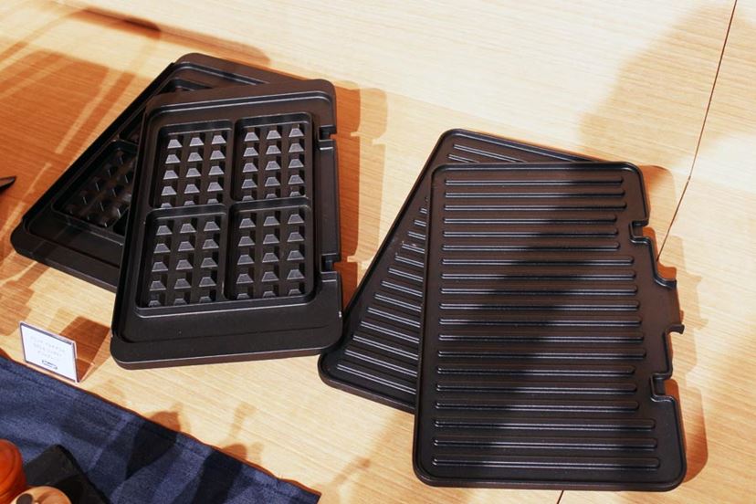 挟んで焼くと分厚い肉がウマイ！ デロンギ「マルチグリル BBQ