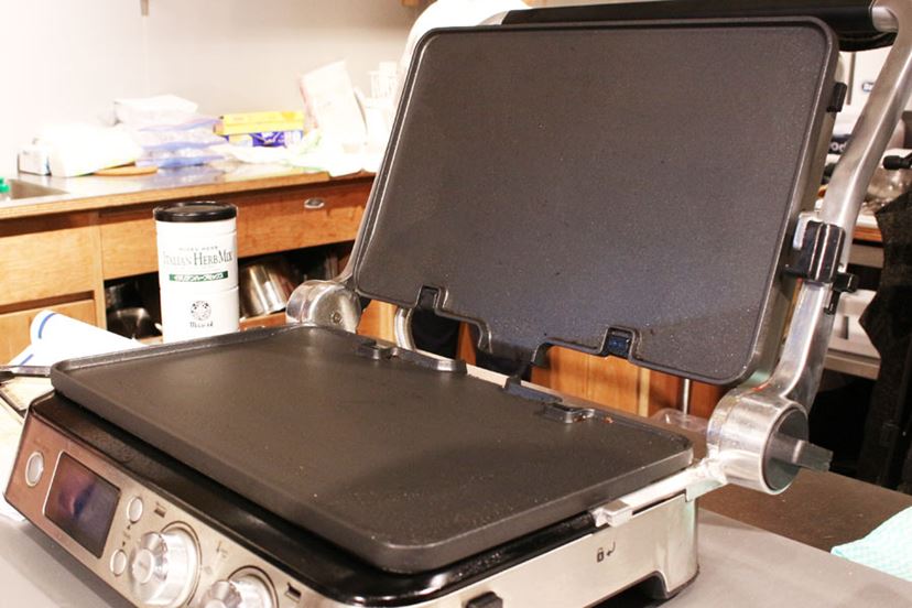 挟んで焼くと分厚い肉がウマイ！ デロンギ「マルチグリル BBQ ＆ コンタクトグリルプレート」 - 価格.comマガジン