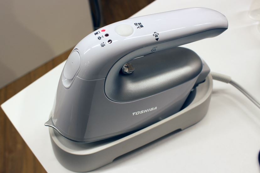 電源コード付きでも使える2WAY機構！ 業界初のコードレス衣類