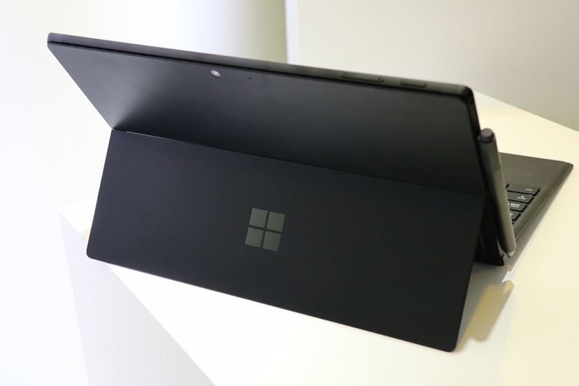 Surface」の新色ブラックモデルはUSBポートの奥まで真っ黒
