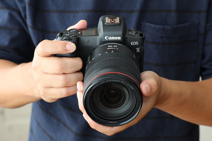 Canon EOS R デジタル一眼レフカメラ　ボディ　マウントアダプター付 新品)Canon (キヤノン) マウントアダプター EF-EOS R 0.71