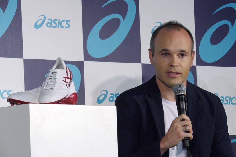 イニエスタ選手がついに日本製スパイクを履いた! 話題の“白塗り イニエスタ選手がついに日本製スパイクを履いた! 話題の“白塗り