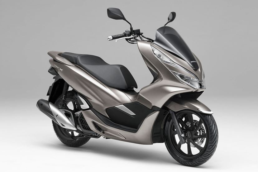 世界初の2輪ハイブリッド！ ホンダ「PCX HYBRID」で味わう電子モーターの加速感にハマる!! - 価格.comマガジン