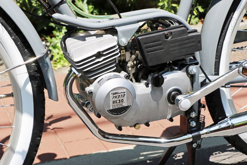 振り返られるほどのルックス！ 自転車のようなバイク「モペット」が