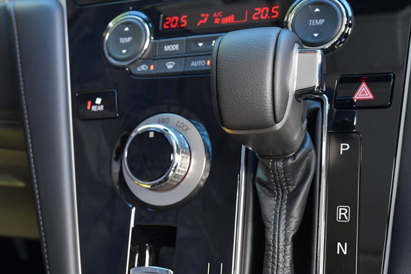 ド派手顔の新型「デリカD:5」の衝撃!? ヘッドライト、実は“そこ ド派手顔の新型「デリカD:5」の衝撃!? ヘッドライト、実は“そこ