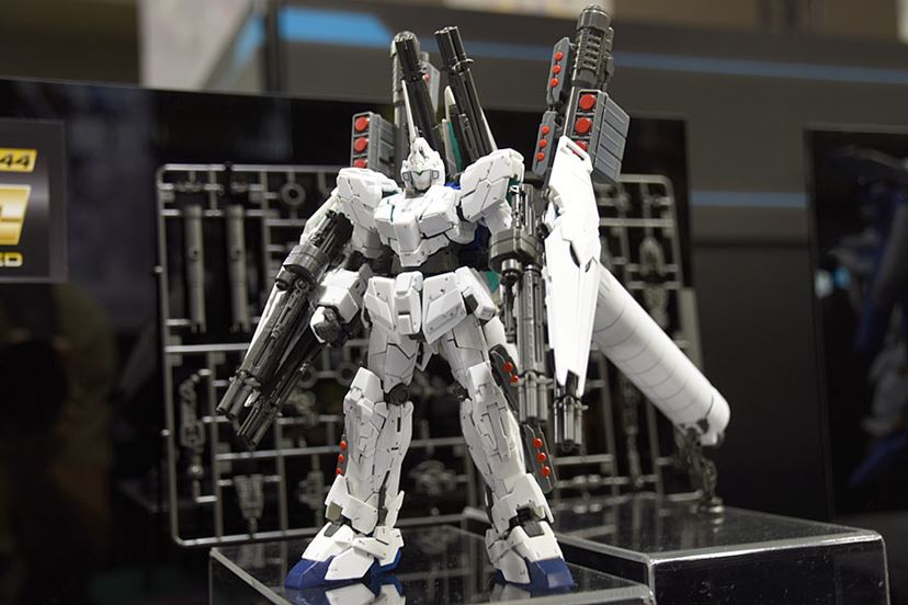 HGなのに全高83cm！ 白い｢IIネオ・ジオング｣がイカつ過ぎて戦慄