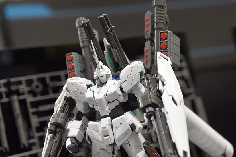 HGなのに全高83cm！ 白い｢IIネオ・ジオング｣がイカつ過ぎて戦慄した