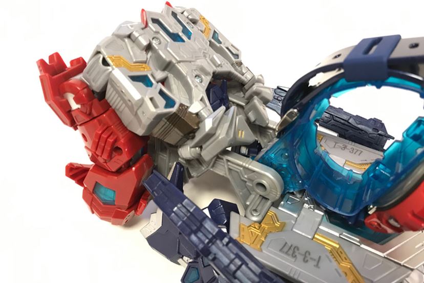 G-SHOCK」が「トランスフォーマー」の中に！ コラボ変形