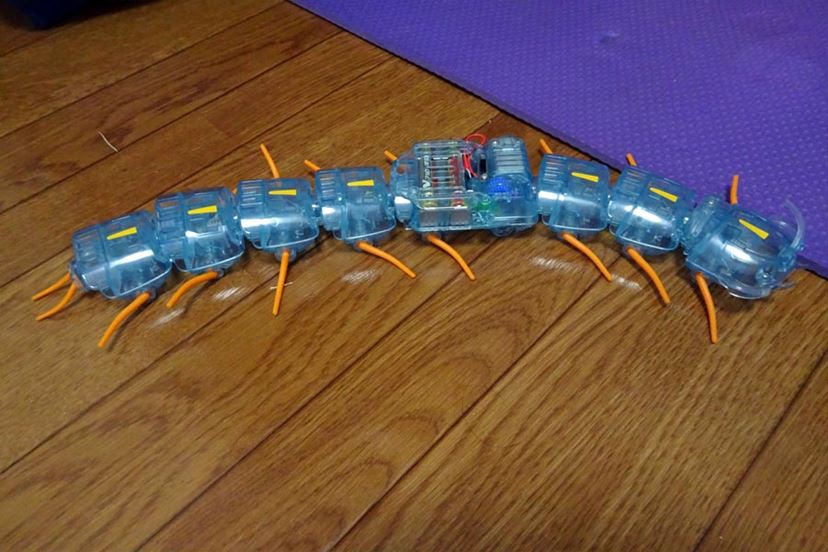 動き方がマジキモいw 大学の研究から生まれた「ムカデロボット」を