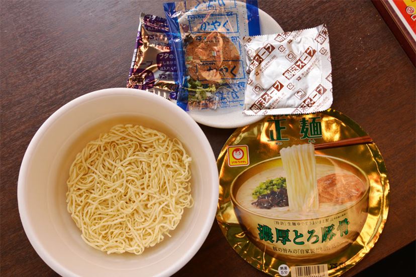 伝説のラーメン店「なんでんかんでん」川原店主が、豚骨カップ麺をぶった切る！ - 価格.comマガジン