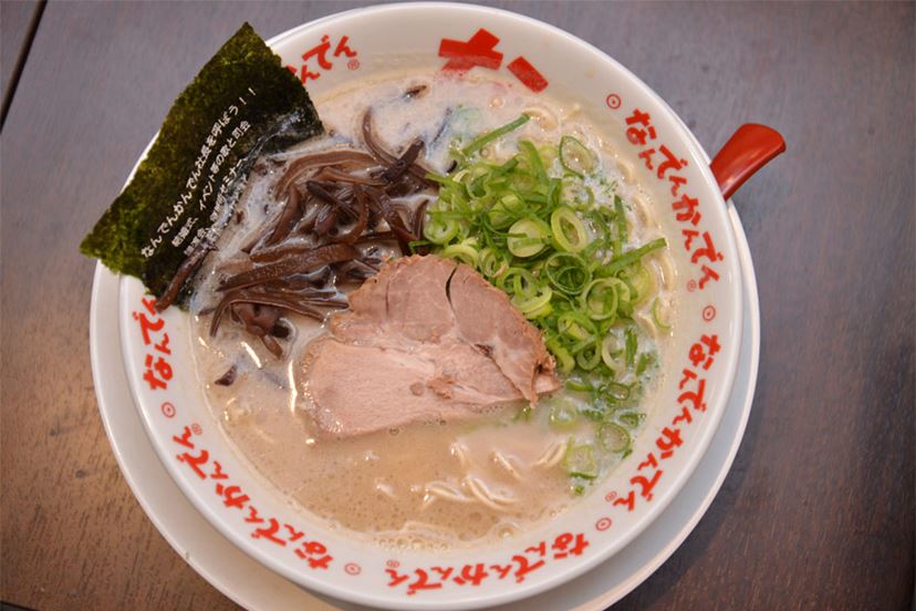 伝説のラーメン店「なんでんかんでん」川原店主が、豚骨カップ麺をぶった切る！ - 価格.comマガジン