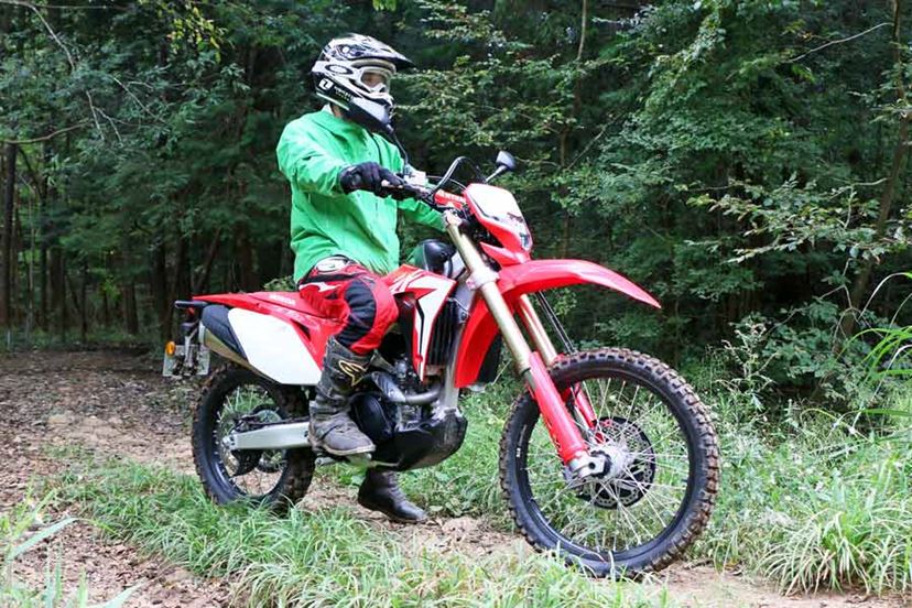 過激な乗り味の虜！ モトクロッサーの性能が公道でも堪能できるホンダ「CRF450L」 - 価格.comマガジン