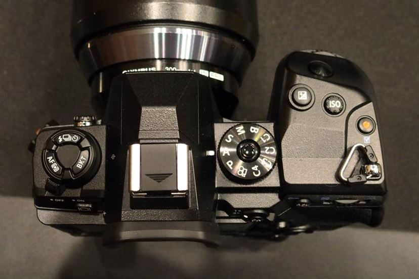 直球ど真ん中”のプロ向けミラーレス！ オリンパス「OM-D E-M1X