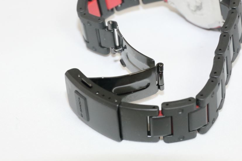 G-SHOCK】粋なチラリズム! 黒×赤の新バンドを採用する名機｢5600