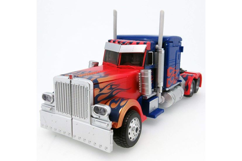 レジェンダリーオプティマスプライム」、過去の“武器一体変形型”を凌駕