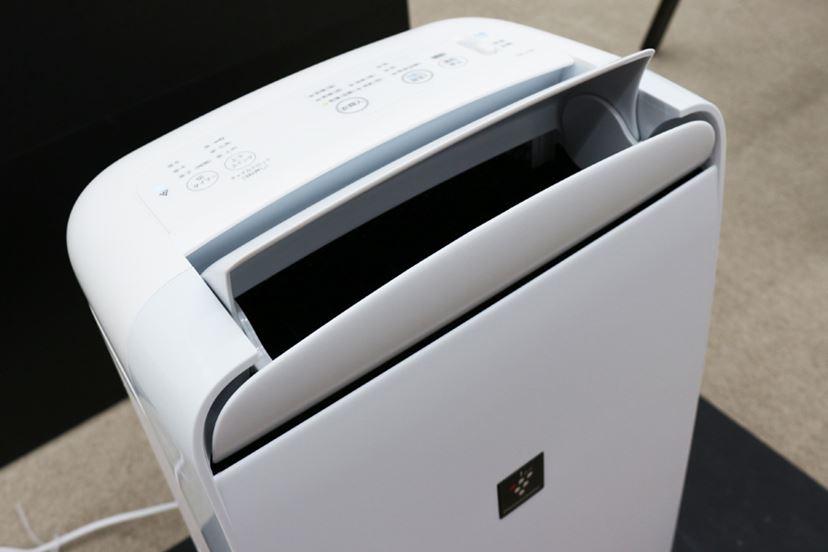 除湿しながら冷たい風で涼めるシャープの冷風機能付き除湿機 除湿しながら冷たい風で涼めるシャープの冷風機能付き除湿機