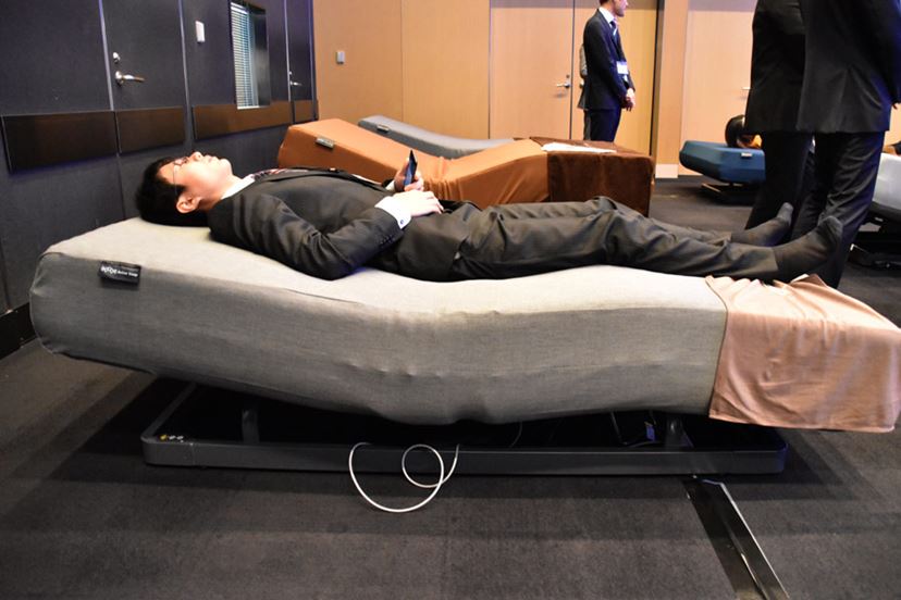 スマホで角度や硬さが変えられる“夢のベッド”が誕生！ レム睡眠時に