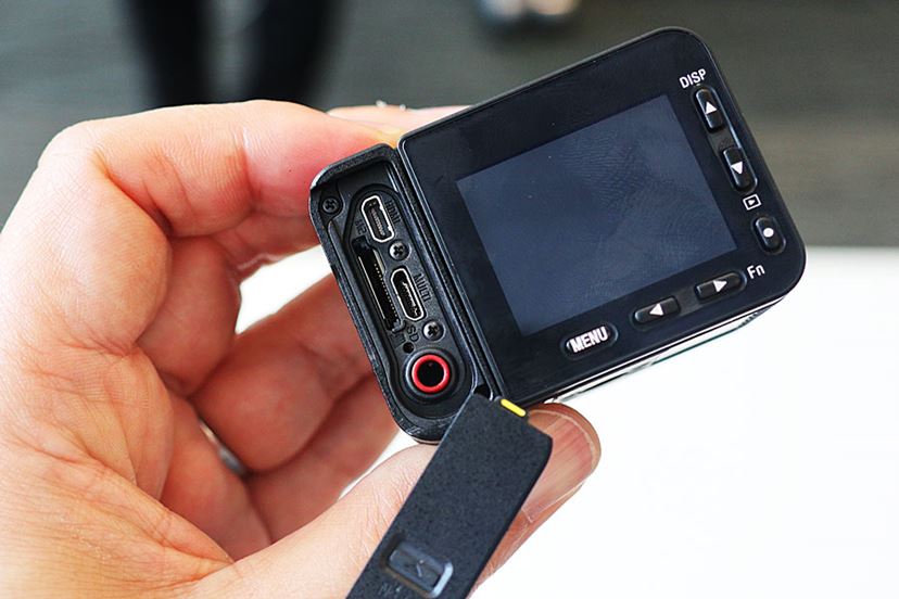 超小型高画質／防水耐衝撃／スマホ転送可／本体給電可SONY RX0