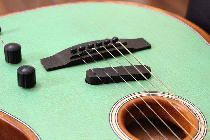 エレキとアコギが合体！ Fenderの新感覚ギター「Acoustasonic」をストラト使いが弾いてみた - 価格.comマガジン