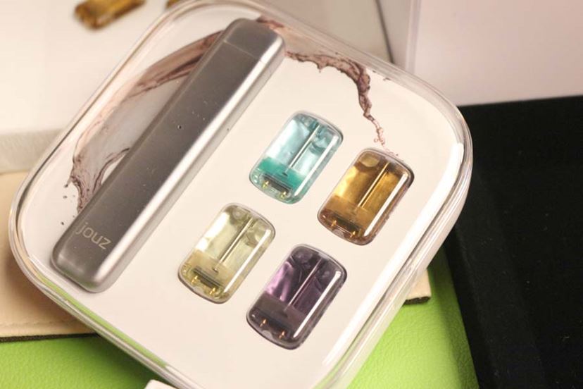 【改善版】Jouz 20 (充電一体型 加熱式たばこ専用デバイス) 【最大20本連続喫煙可能 / 収納型マイクロUSBポート/LED一体型ボタン】ブラック 加熱式たばこIQOS互換のjouz、\"令和\"にちなむ「梅」モチーフのセレブ