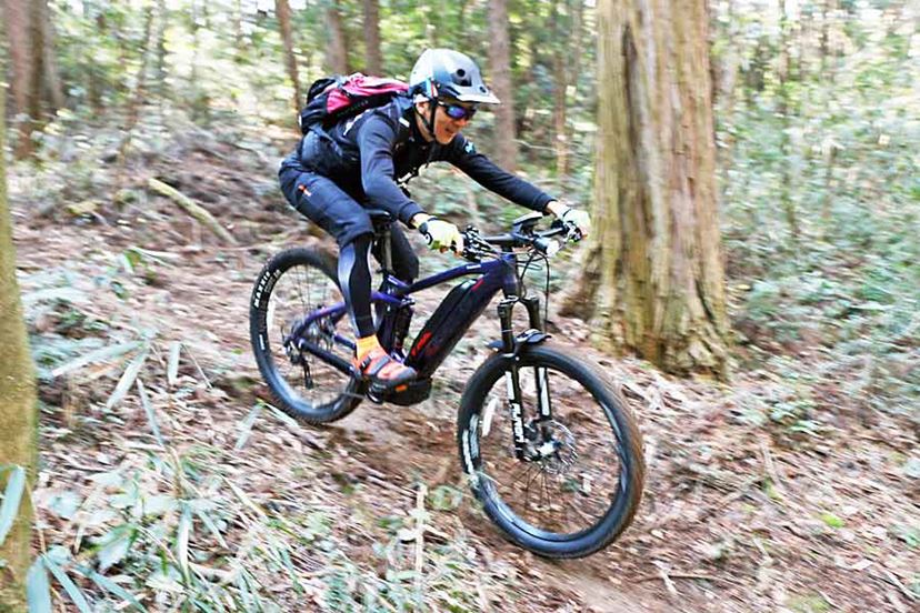 国内唯一のフルサスe-MTB「XM-D2」をガチのマウンテンバイク乗りが山でガチ検証！ - 価格.comマガジン